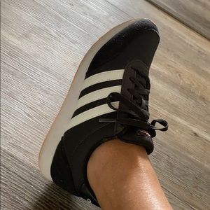 Women’s 7.5 Adidas tennis shoes like new